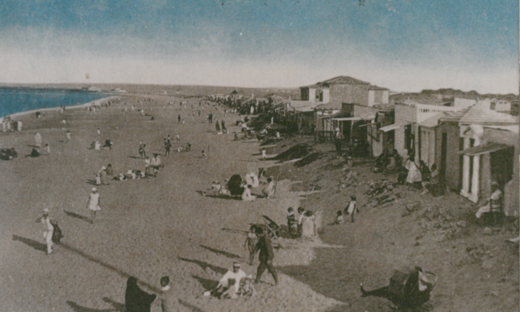 Anciens cabanons sur la plage