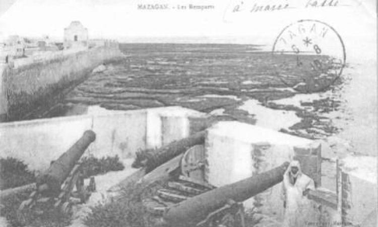 les canons sur les remparts de la cité